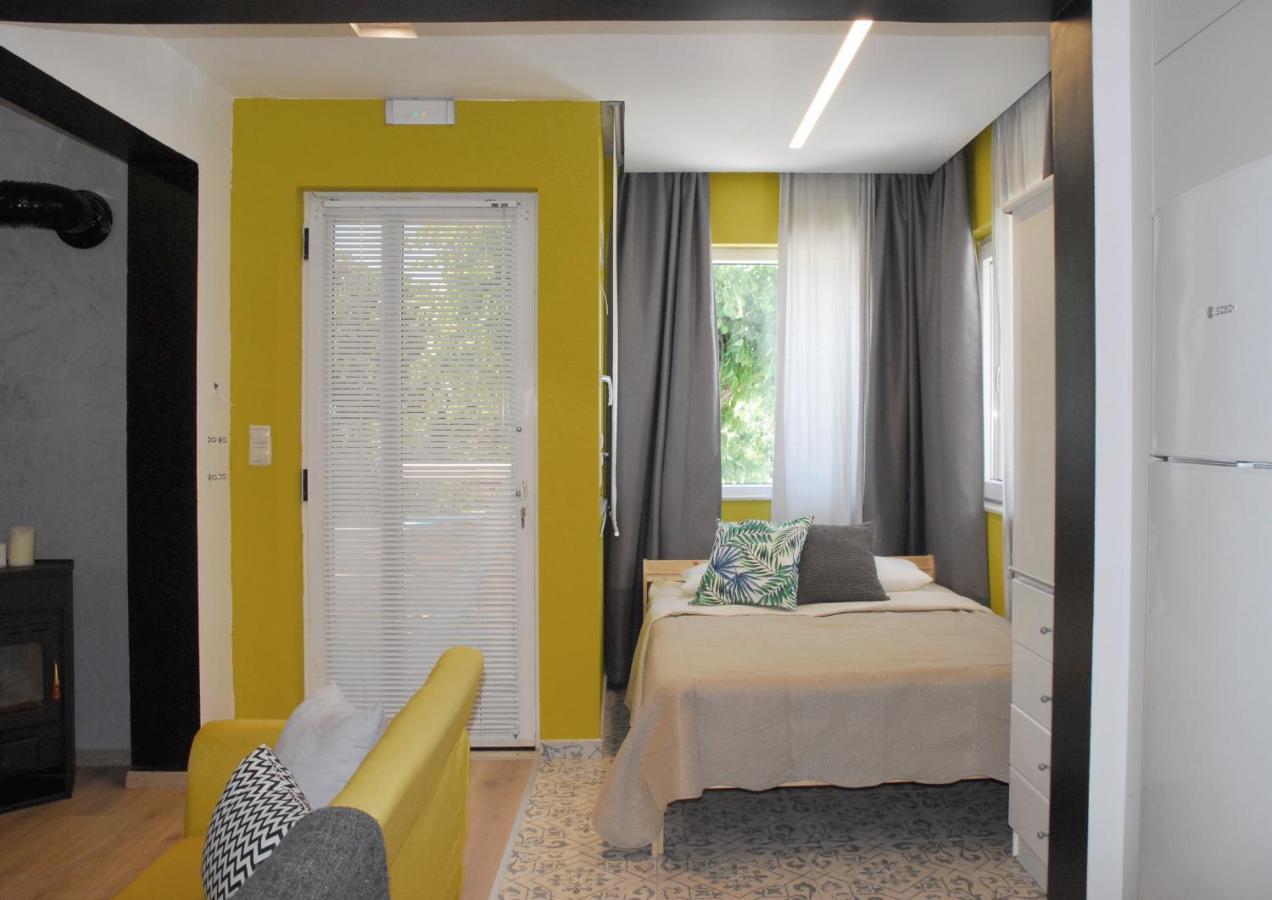 Modern House With Garden And Bathroom Tv In Front Of The Venetial Walls *