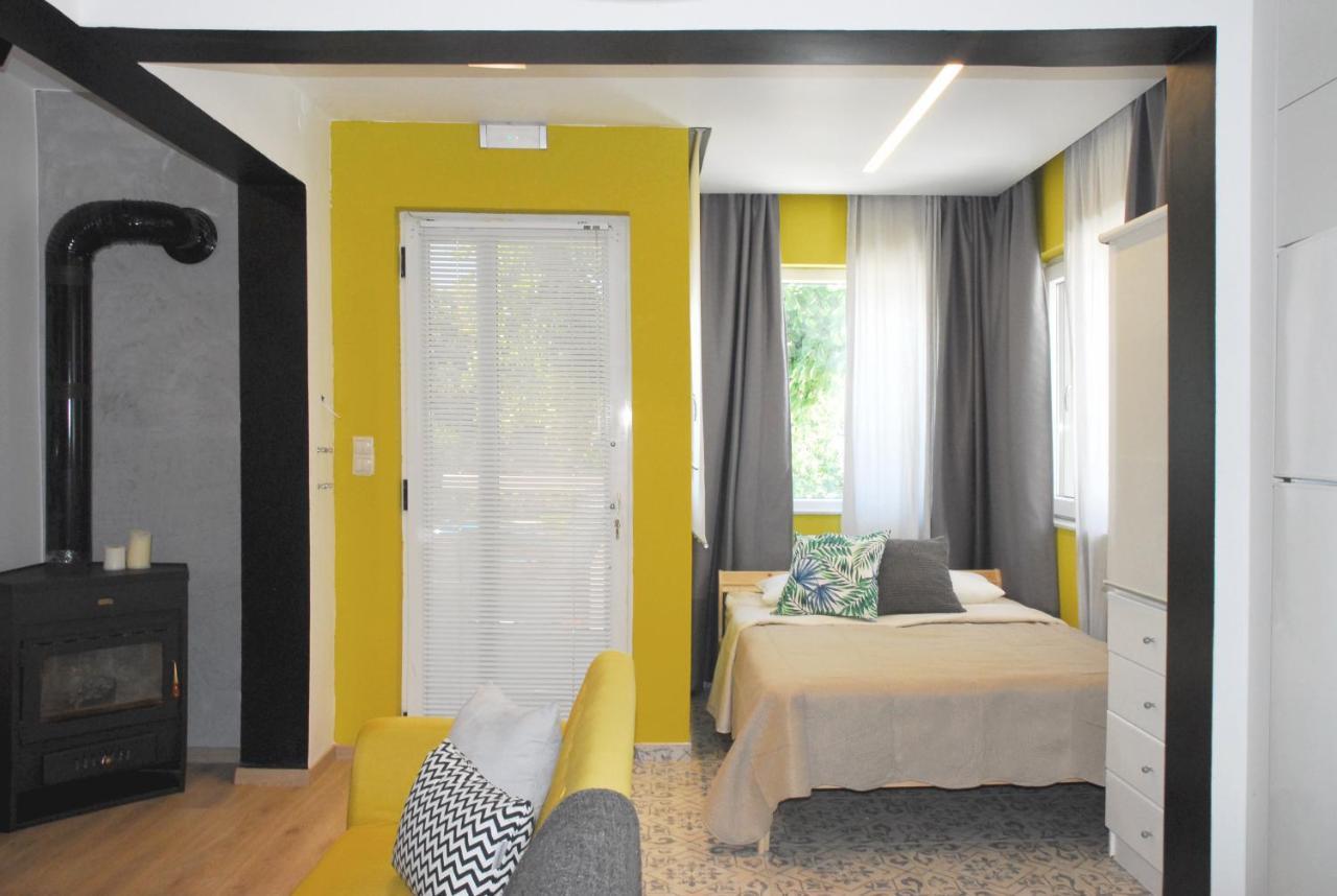 Modern House With Garden And Bathroom Tv In Front Of The Venetial Walls Appartement
