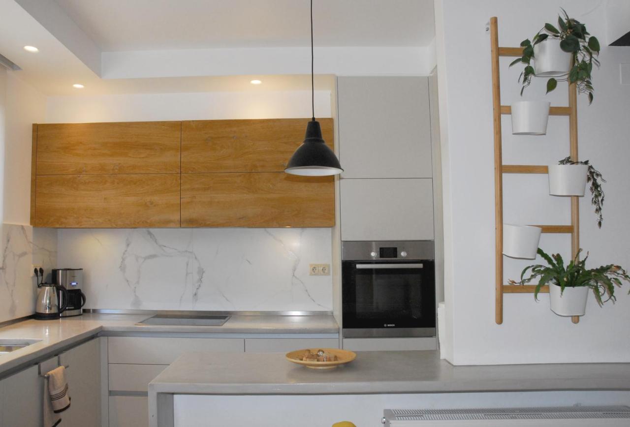 Modern House With Garden And Bathroom Tv In Front Of The Venetial Walls Appartement *
