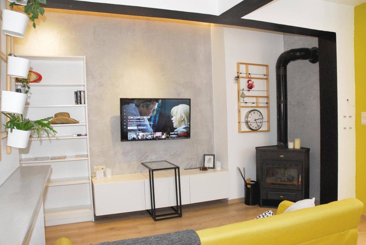 Modern House With Garden And Bathroom Tv In Front Of The Venetial Walls Appartement Héraklion