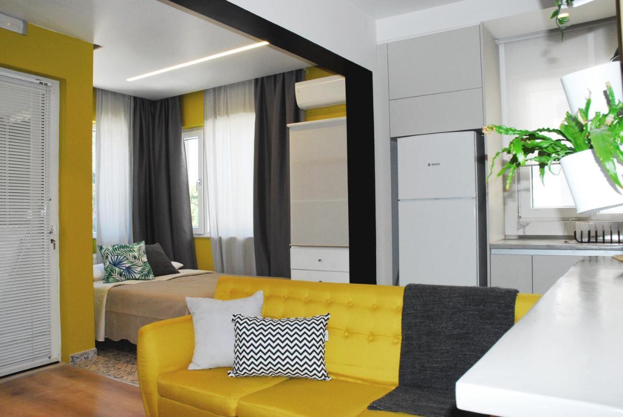 Modern House With Garden And Bathroom Tv In Front Of The Venetial Walls Appartement Héraklion