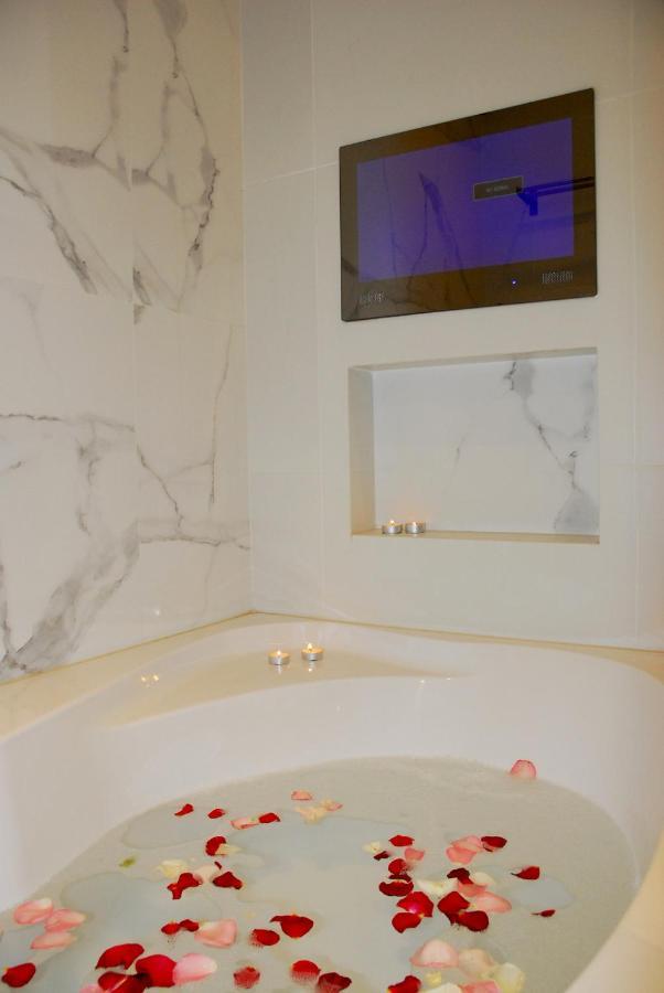 Modern House With Garden And Bathroom Tv In Front Of The Venetial Walls Appartement Héraklion