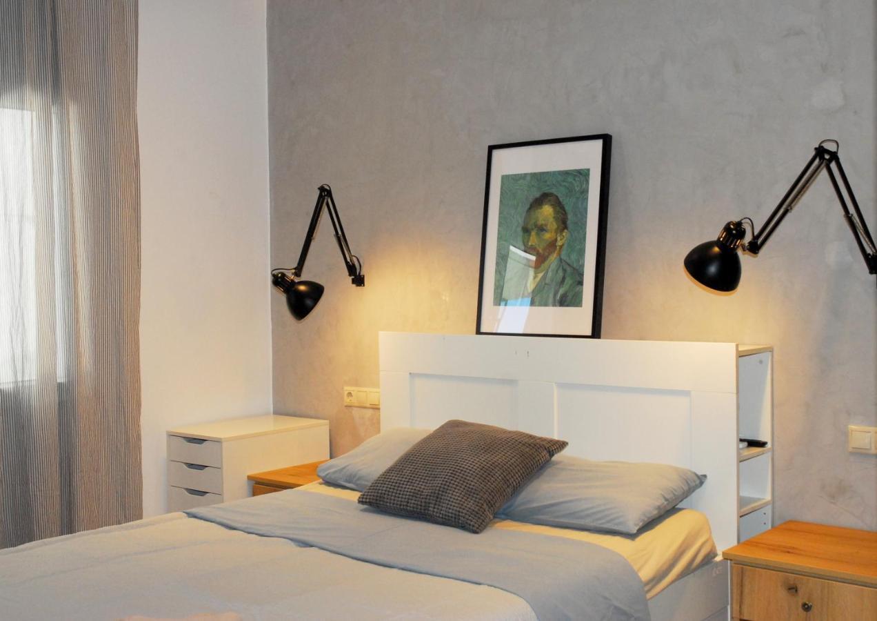 Appartement Modern House With Garden And Bathroom Tv In Front Of The Venetial Walls