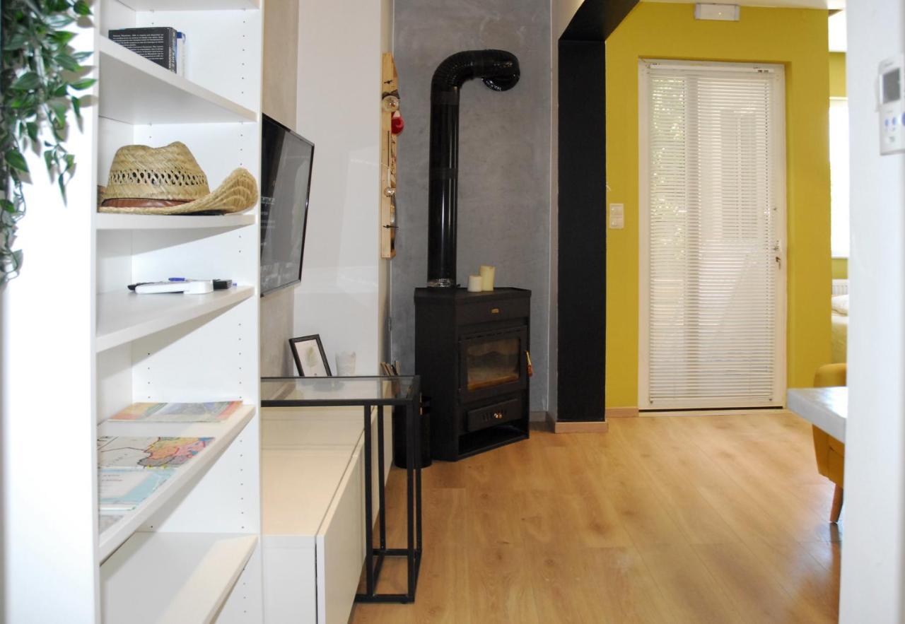 Modern House With Garden And Bathroom Tv In Front Of The Venetial Walls Appartement
