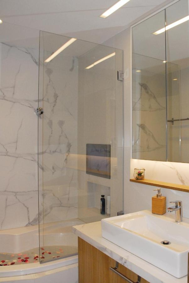 Modern House With Garden And Bathroom Tv In Front Of The Venetial Walls Appartement
