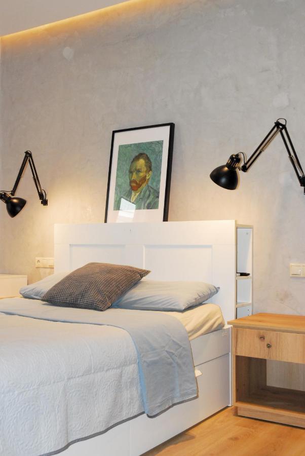 Modern House With Garden And Bathroom Tv In Front Of The Venetial Walls Appartement Héraklion