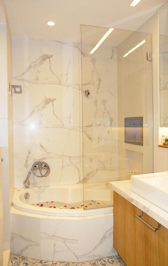 Modern House With Garden And Bathroom Tv In Front Of The Venetial Walls Appartement *