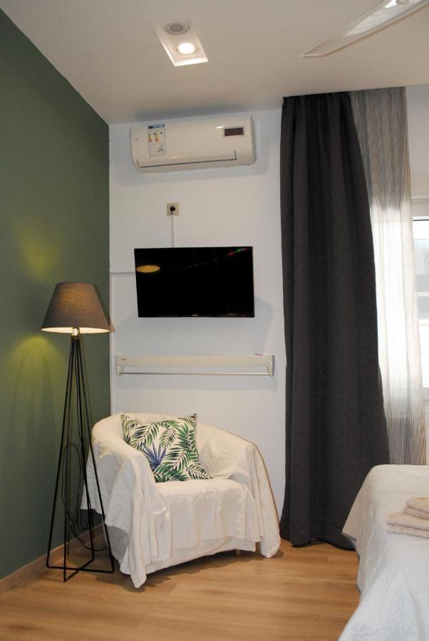 Modern House With Garden And Bathroom Tv In Front Of The Venetial Walls Appartement