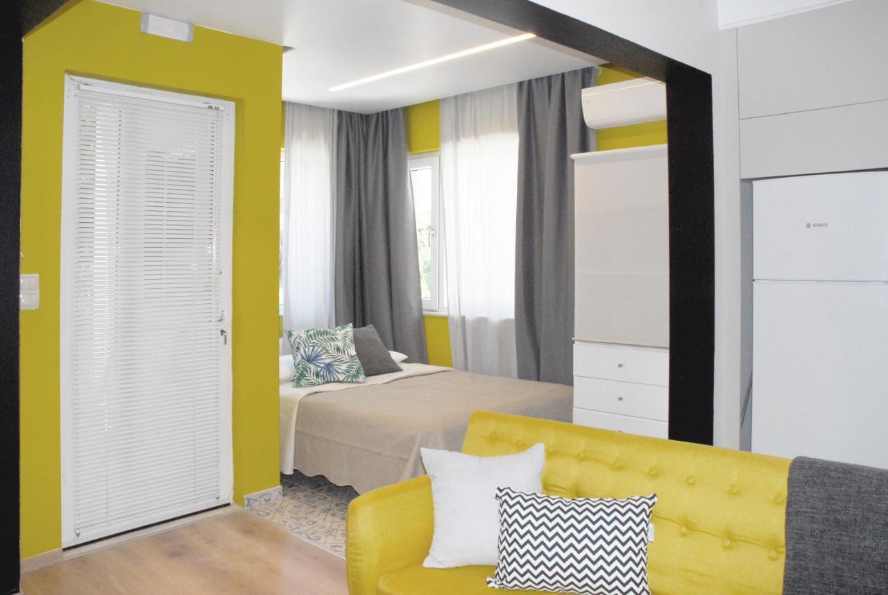 Modern House With Garden And Bathroom Tv In Front Of The Venetial Walls *