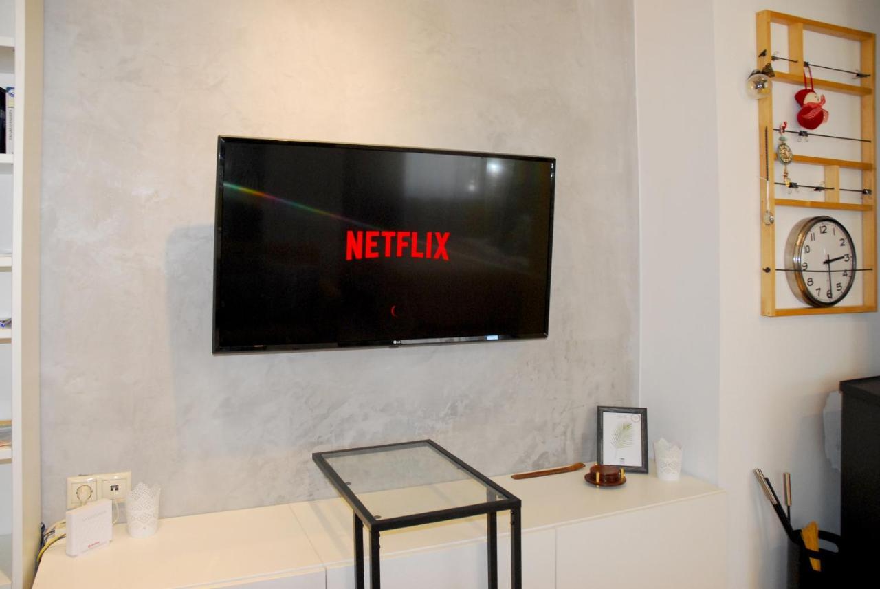 Modern House With Garden And Bathroom Tv In Front Of The Venetial Walls Appartement