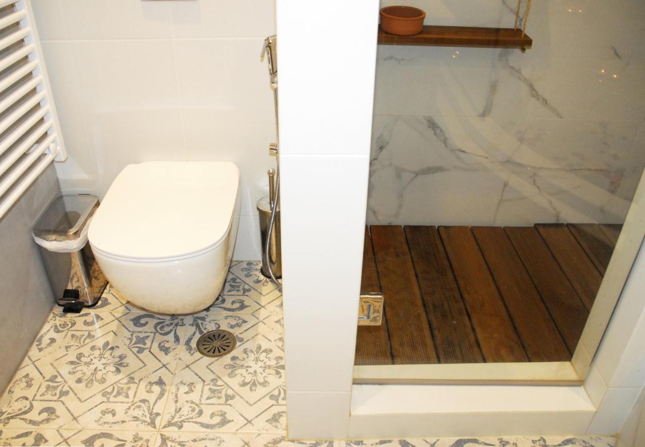 Appartement Modern House With Garden And Bathroom Tv In Front Of The Venetial Walls *