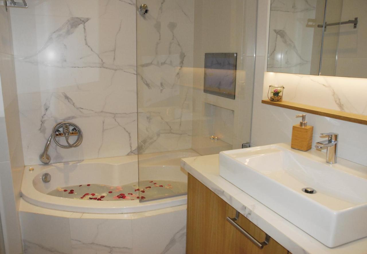 Modern House With Garden And Bathroom Tv In Front Of The Venetial Walls * Héraklion