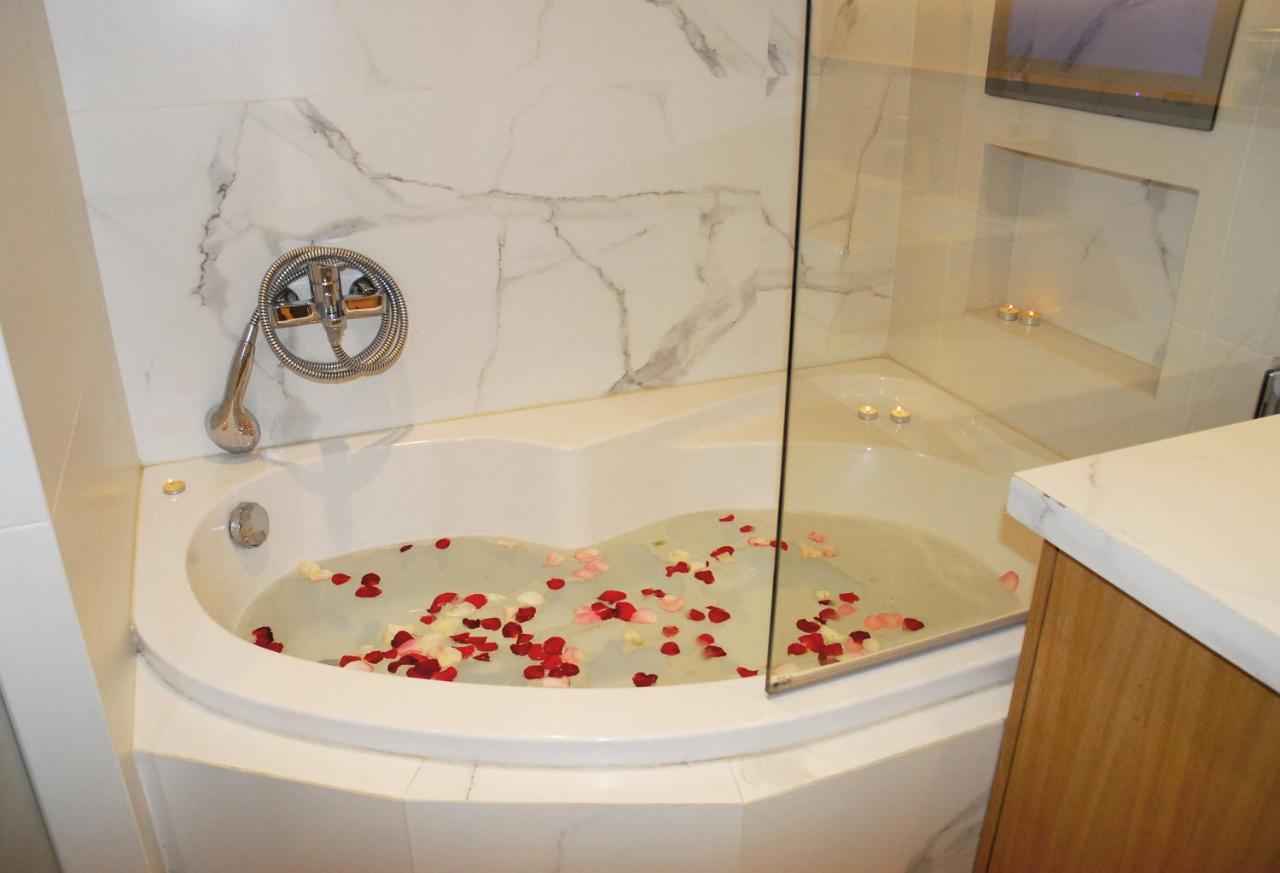 Modern House With Garden And Bathroom Tv In Front Of The Venetial Walls Appartement