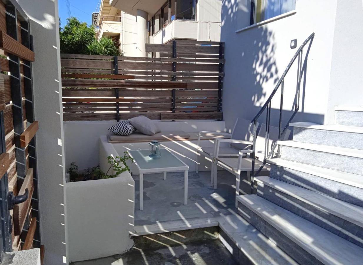 Modern House With Garden And Bathroom Tv In Front Of The Venetial Walls Appartement Héraklion