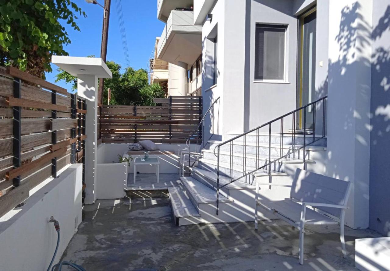 Modern House With Garden And Bathroom Tv In Front Of The Venetial Walls Appartement *