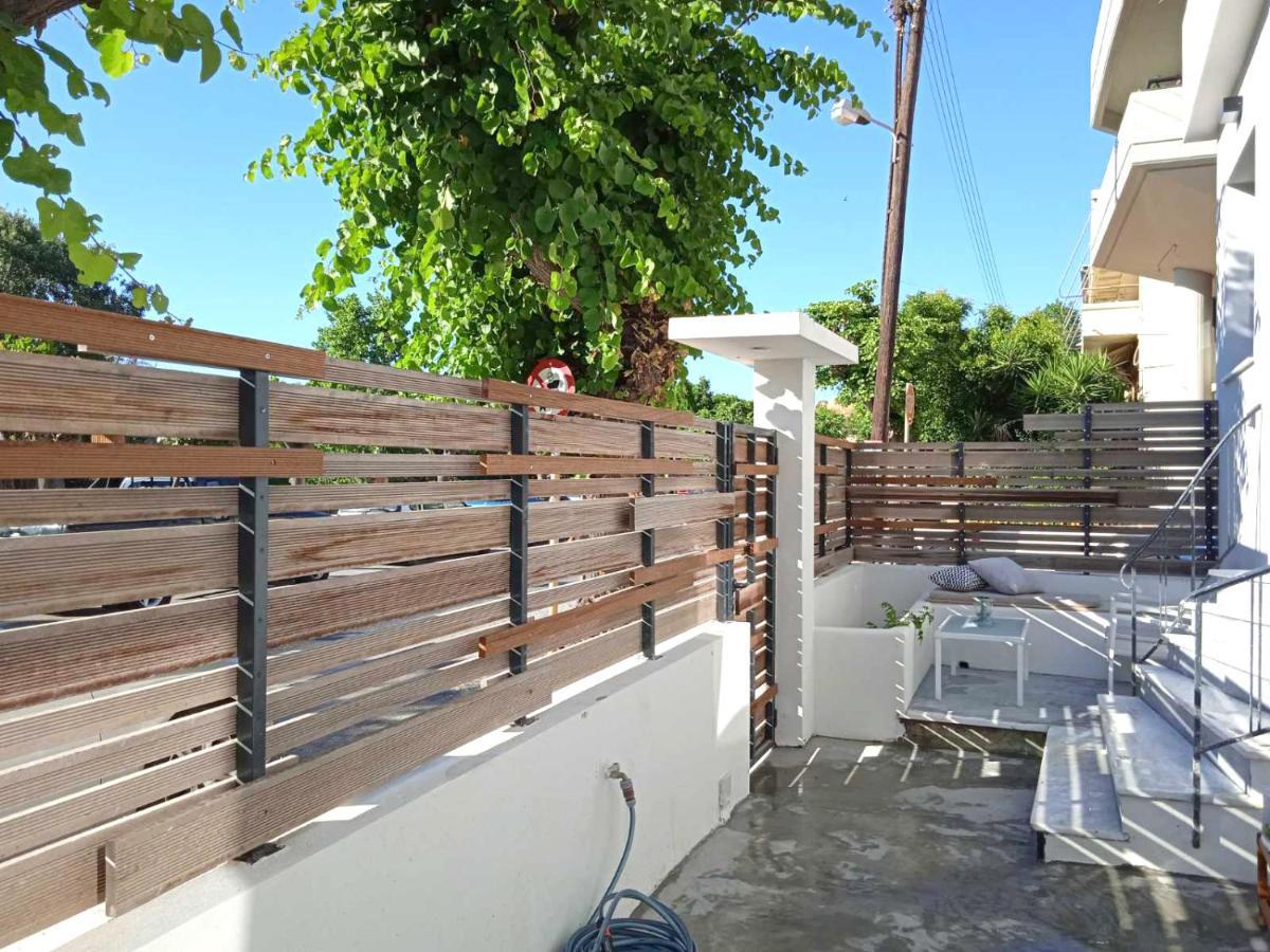 Modern House With Garden And Bathroom Tv In Front Of The Venetial Walls Appartement Héraklion